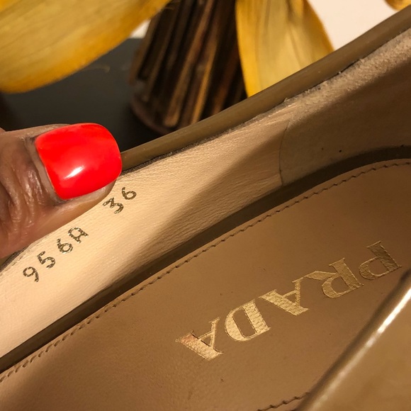 ‼️SOLD!!!‼️Authentic olive PRADA heel shoe. - Picture 2 of 8